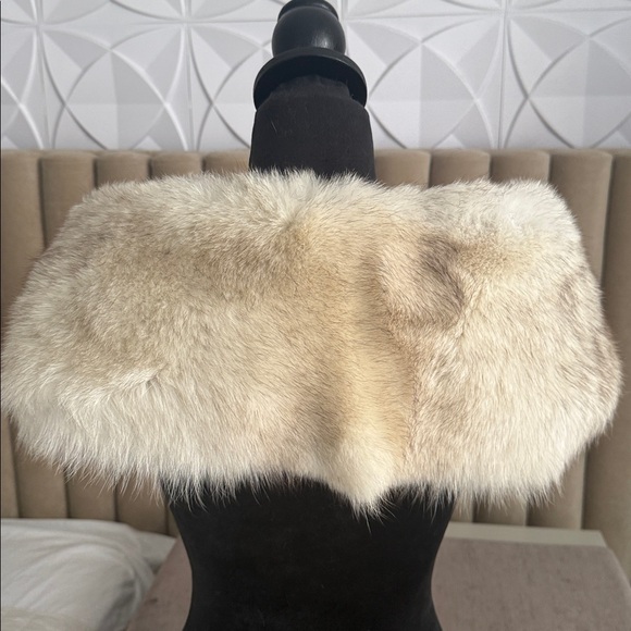 Sold / SAGA FOX FUR STOLE WRAP - Picture 6 of 16